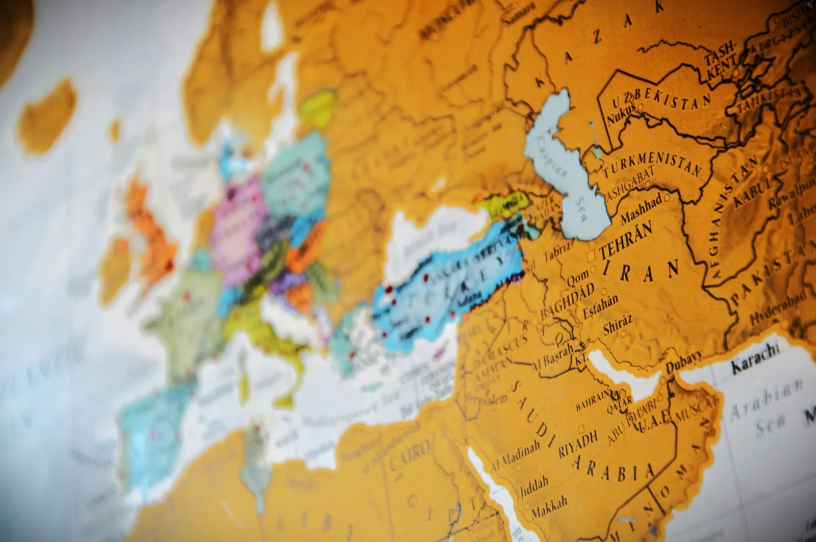 Carte du monde en gros plan, centrée sur l’Europe et le Moyen-Orient.